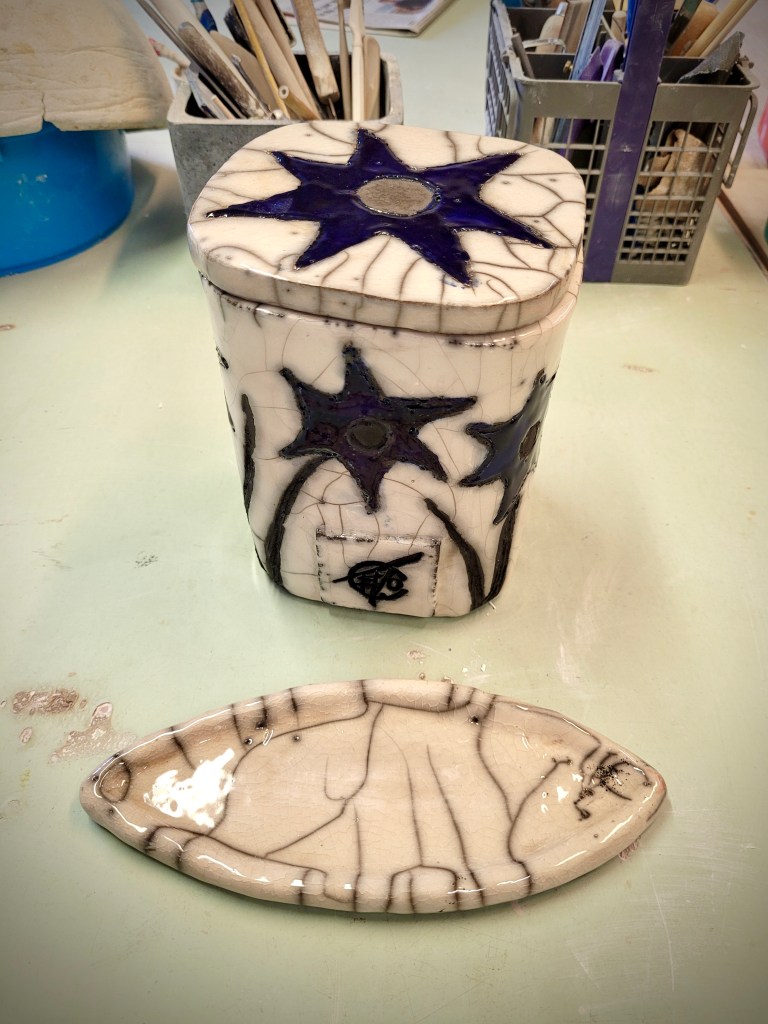 vase raku céramique 
lapis lazuli lithothérapie
art japonais
artiste céramiste
potier vallauris
cuisson raku
décoration d'intérieur
vase pottery raku 
raku for sale
vase en raku bleu
ELOISE MENDEZ CEHOVIN 
Kumo no Kuma
boite raku céramique
boîte raku poterie 