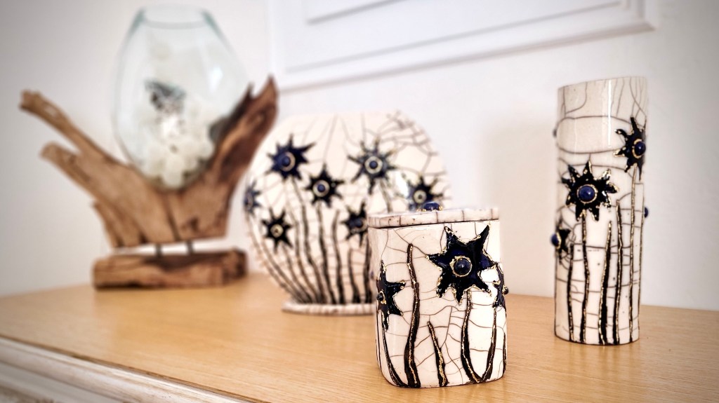 vase raku céramique 
lapis lazuli lithothérapie
art japonais
artiste céramiste
potier vallauris
cuisson raku
décoration d'intérieur
vase pottery raku 
raku for sale
vase en raku bleu
ELOISE MENDEZ CEHOVIN 
Kumo no Kuma
boite
boîte
