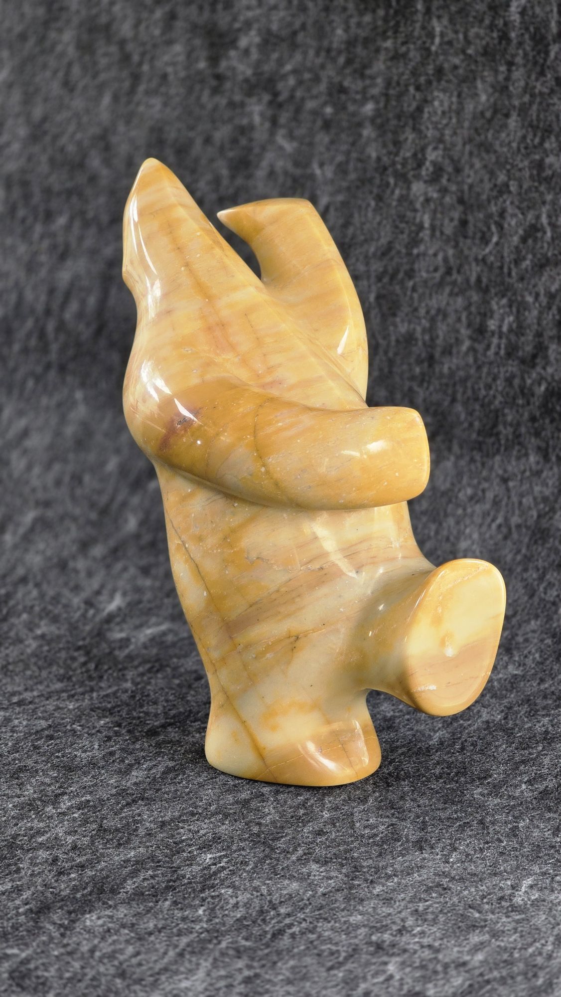 Ours dansant : Sculpture en marbre jaune de Sienne