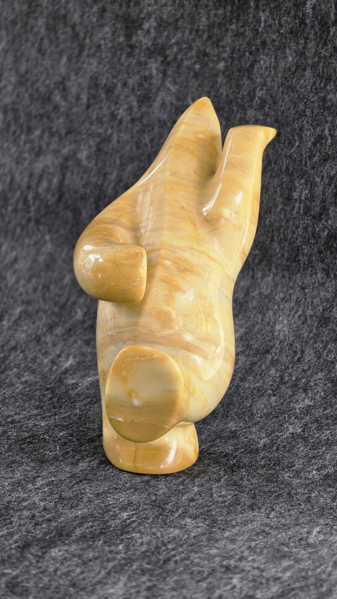 Ours dansant : Sculpture en marbre jaune de Sienne