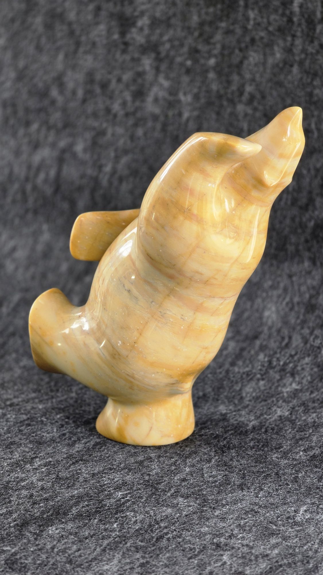 Ours dansant : Sculpture en marbre jaune de Sienne